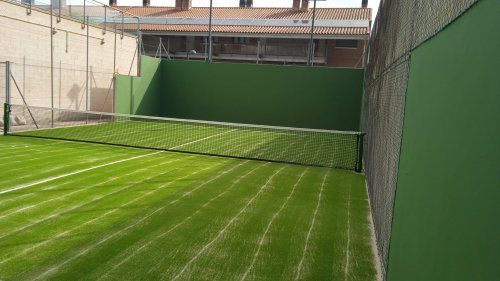 Reposición Cesped Pista Padel y recrecido de la base de hormigón Reposición Cesped Pista Padel y recrecido de la base de hormigón