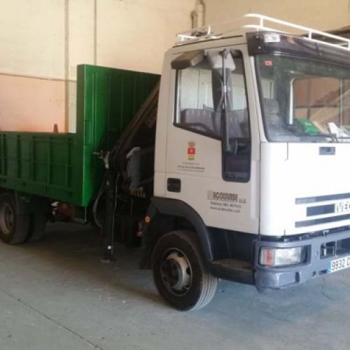 Camión Iveco con grúa